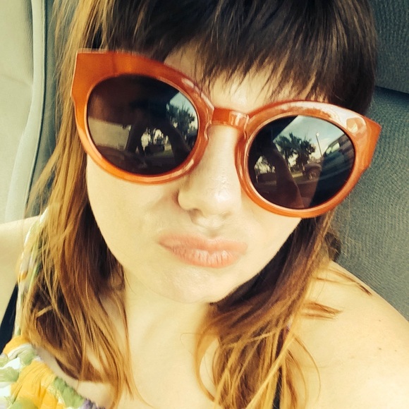 Meet your Posher, Lori - Picture 2 of 3